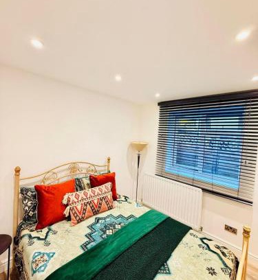Southwark Apartment | Cozystays Refurbed Modern Apartment Private Garden Free Parking