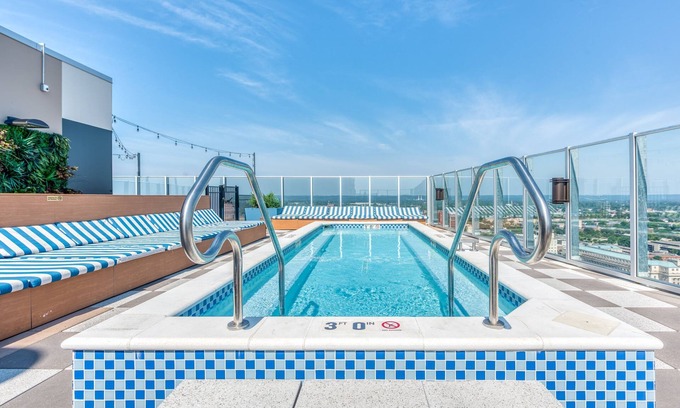 Old Louisville Apartment | Cozysuites 800 Tower 2BR w sky Pool gym 34