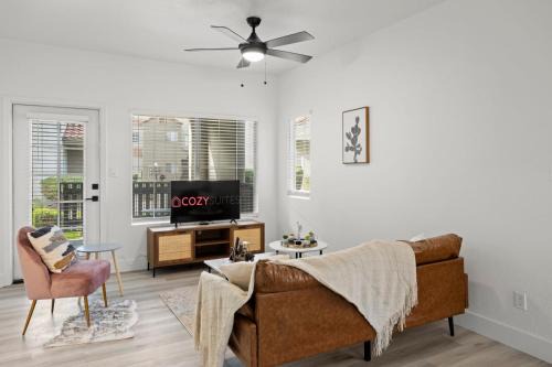 North Scottsdale Apartment | CozySuites at TPC Scottsdale with parking and pool