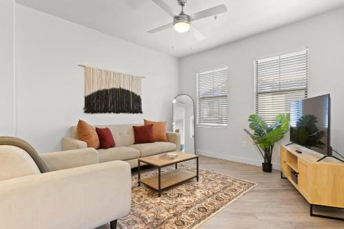 Glendale Sports and Entertainment District Apartment | CozySuites Glendale by the stadium with pool 16