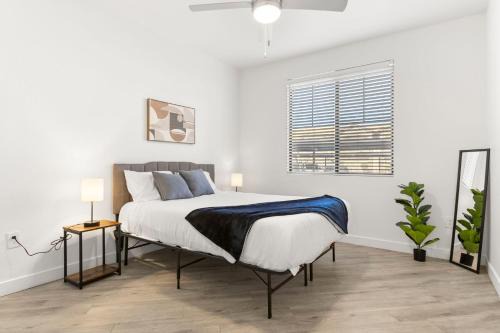 Glendale Sports and Entertainment District Apartment | CozySuites Glendale by the stadium with pool 17
