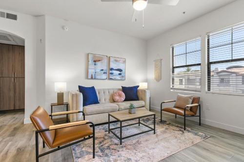 Glendale Sports and Entertainment District Apartment | CozySuites Glendale by the stadium w pool! 11