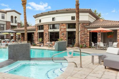 Glendale Sports and Entertainment District Apartment | CozySuites Glendale by the stadium w pool 09