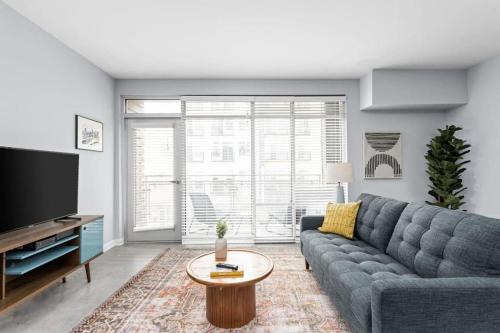 Cole-Noble District Apartment | CozySuites l Dream 1BR, Monument Circle, Indy