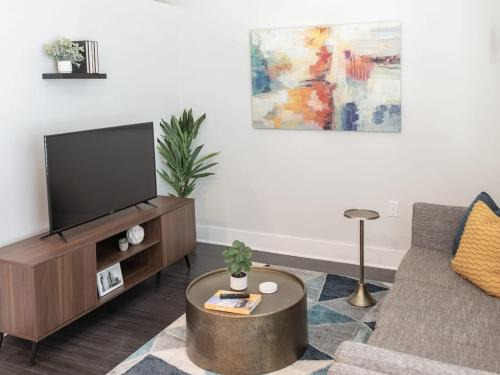Central Business District Apartment | Cozysuites l Gorgeous 1BR in Downtown Cincinnati