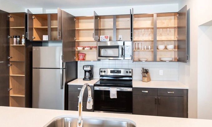 Central Business District Apartment | Cozysuites l Luxe 2BR in Downtown Cincinnati
