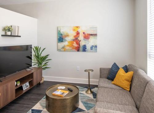 Central Business District Apartment | Cozysuites l Modern 1BR in Downtown Cincinnati