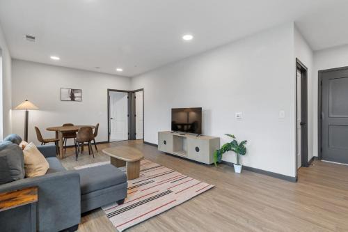 Lockerbie Square Apartment | CozySuites Mass with parking lounge & roof deck #31