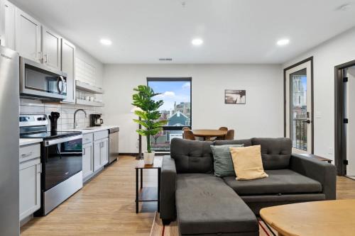 Lockerbie Square Apartment | CozySuites Mass with parking lounge & roof deck #34
