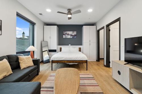 Lockerbie Square Apartment | CozySuites Mass with parking lounge & roof deck #40