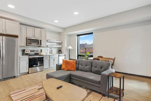 Lockerbie Square Apartment | CozySuites Mass with parking lounge & roof deck #32