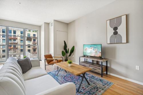 Mill District Apartment | CozySuites Mill District with pool, gym #04