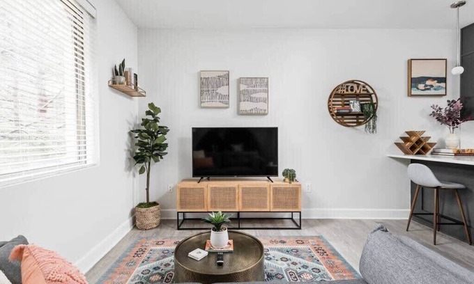 Meridian-Kessler Apartment | CozySuites Modern Studio in Meridian Kessler