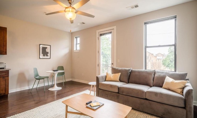 Music Row Apartment | CozySuites MusicRow Astonishing Studio with free parking 22