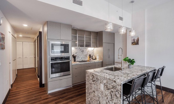 Downtown Cincinnati Apartment | CozySuites - Sky Central