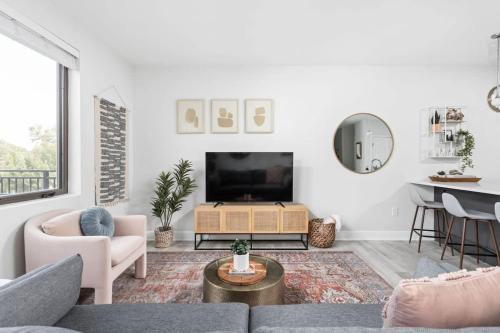 Meridian-Kessler Apartment | CozySuites Spacious 2BR at Meridian Kessler