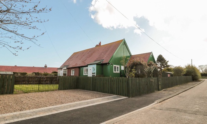 Embleton Cottage | CRA-NA-GE, family friendly, with a garden in Embleton