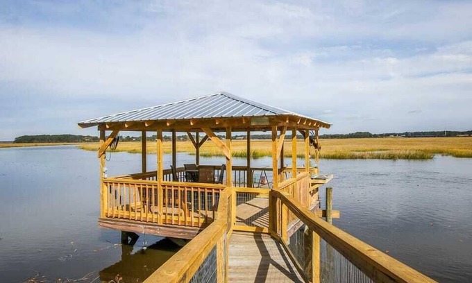 Midway House | Crabbin Cabin * Spacious, Seasonal Riverside Home