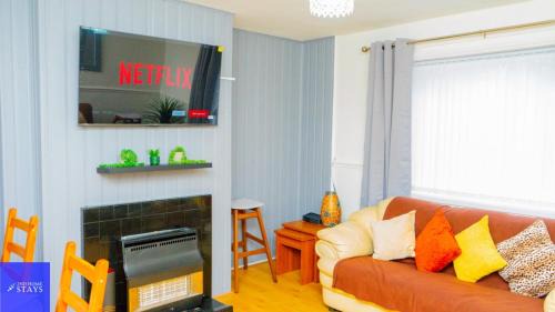 Cradley Heath House | Cradley Manor - Spacious 6 Bedroom House