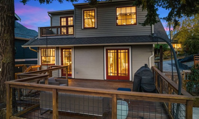 North Queen Anne House | Craftsman Charm & Stunning Views: Your Queen Anne Remodeled Getaway