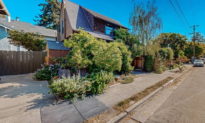 North Berkeley House | Craftsman house in great location with patio, streaming, workspace, W/D, & AC