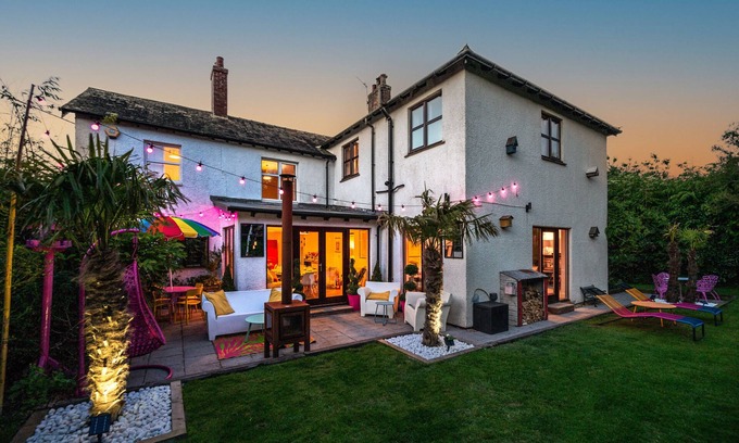 Dunstan House | Craster Colours - Five Bedroom House, Sleeps 12