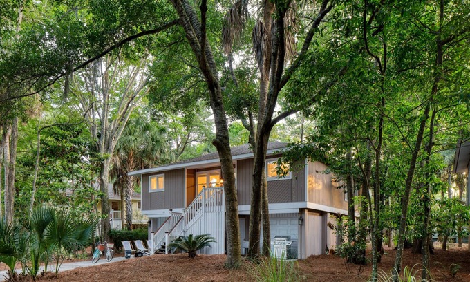 Isle of Palms Cottage | Crawdad by Avantstay Isle of Palms Home w/BBQ