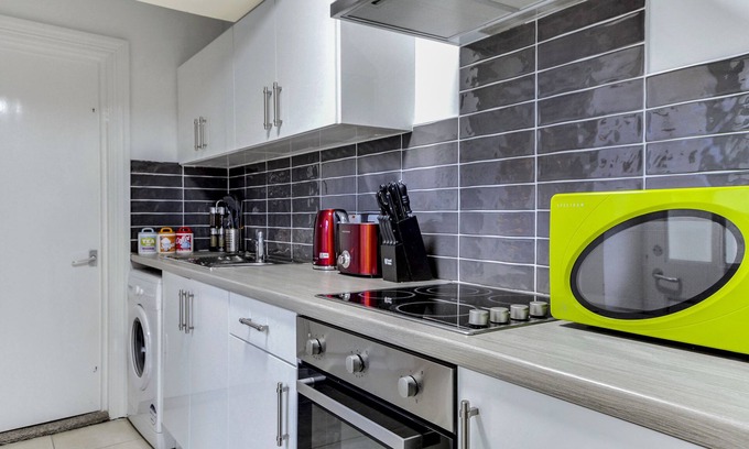 Londonderry Apartment | Crawford Apt