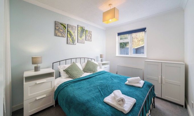 Maidenbower Apartment | Crawley Stainer 1-Bedroom with Parking and Garden
