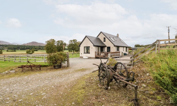 Newtonmore Cottage | CREAG-NA-SANAIS, family friendly, with open fire in Laggan