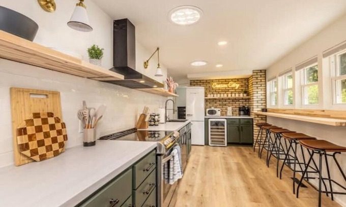 Lower East Side House | Cream City Lounge Parking AC Patio Pets Sleeps 11