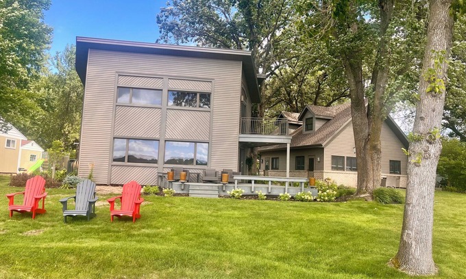 Maple Lake House | Create Lasting Memories: Unwind at Lakefront Haven Amidst Nature’s Painted Sky
