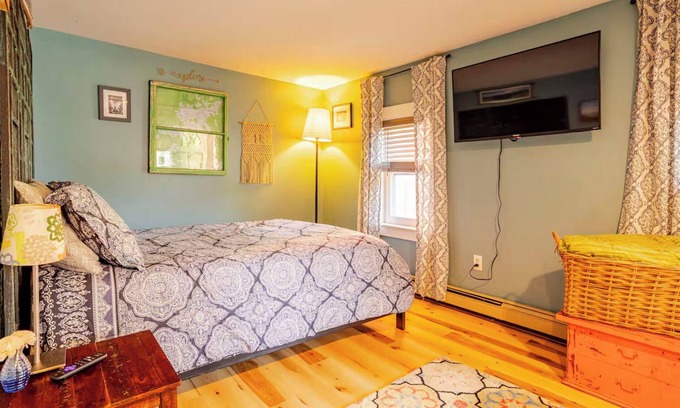 Ashland Apartment | Creative Studio Suite on Main Street