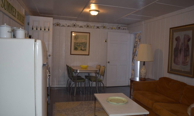 Jeffersonville House | Creek House sleeps 4-8 guests with private bathroom, queen bed, single beds and kitchenette.