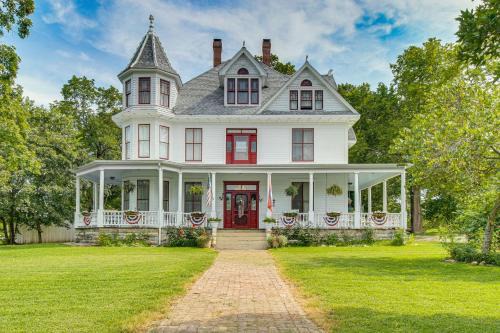 Yellville House | Creekfront Yellville Manor with Parlors and Fire Pit!