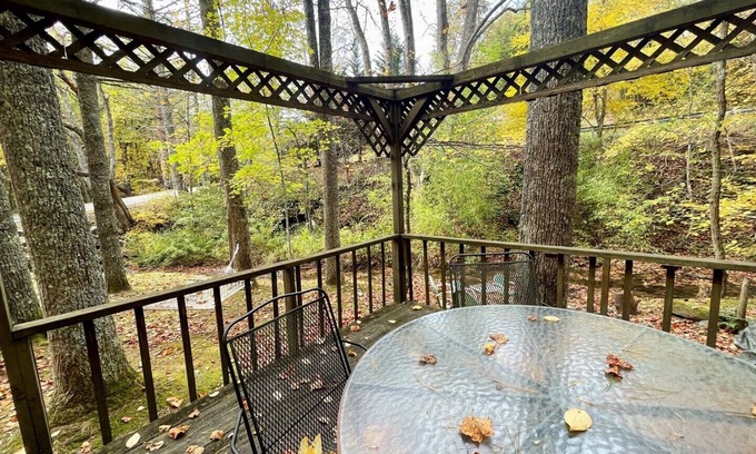 Jefferson Cabin | Creekside 4 BR Pet Friendly Cabin w/Hot Tub, Foosball, Fire Pit, WiFi
