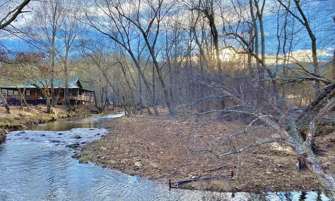 Newnata Cabin | Creekside accommodations near Mt. View - Pet Friendly and a kids paradise