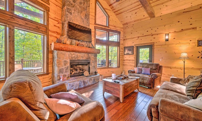 Golden Cabin | Creekside Broken Bow Cabin w/Hot Tub & Fire Pit!