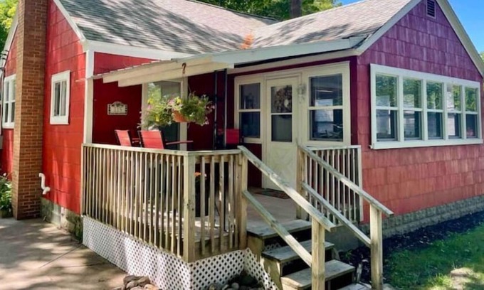 Whitehall House | Creekside Bungalow in Whitehall