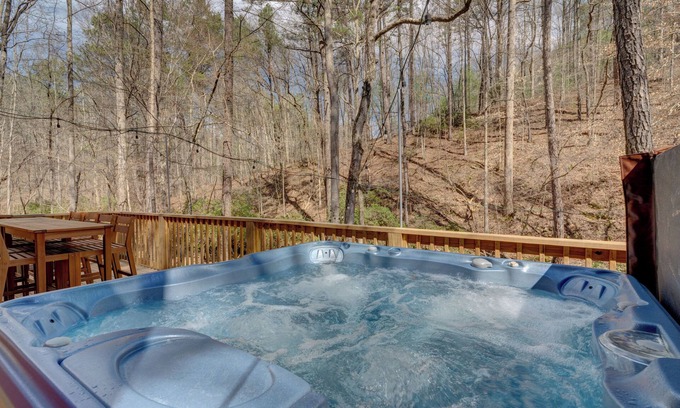Talking Rock Cabin | Creekside cabin, hot tub, fire pit, wood pizza oven n grill, dogs, near Ellijay