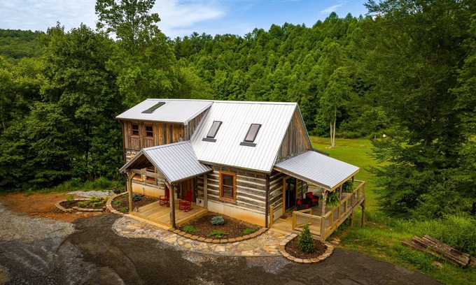 Lenoir Cabin | Creekside Cabin, located just minutes from Blowing Rock!