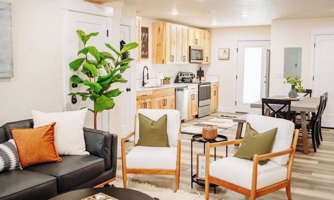 McCammon House | Creekside Cabin Ponderosa-stay with views near Lava