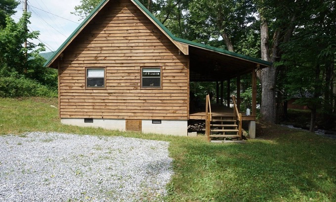 Hampton Cabin | Creekside Cabin, T Mobile hotspot, T Mobile and Verizon only phones work.n