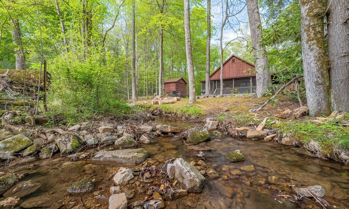 Cosby Cabin | Creekside cabin with 3 bedrooms, 2 full baths east of Gatlinburg