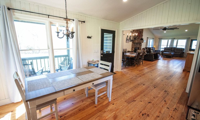 Hiawassee Cabin | Creekside Cascades, Firepit, Streaming Internet, Creekfront & level yard!n