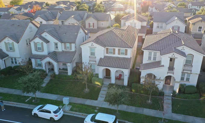 North Natomas House | Creekside Chateau- CLOSE TO AIRPORT/DOWNTOWN/SHOPS