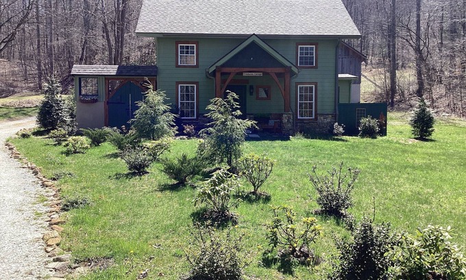 Franklin Cottage | Creekside CottagenQuaint English cottage on 11 acres w/pond & 2 creeks