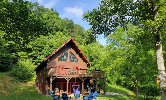 Hot Springs House | Creekside Cypress Log Cabin on 17 acres!