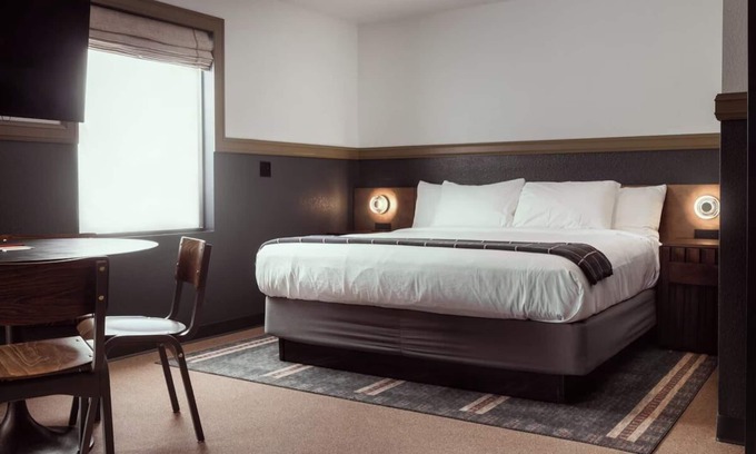 Branson Hotel | Creekside Escape with Vintage Vibes Just 1 Mile from Titanic Museum
