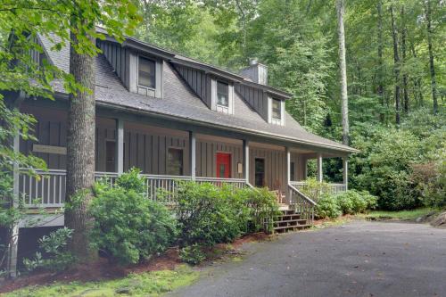 Sapphire House | Creekside Family Retreat by Waterfalls and Hiking!